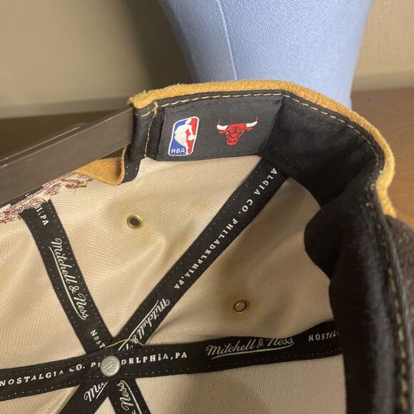 Rear Mitchell & Ness Hat/Cap SnapBack Chicago Bulls Tan/Brown Suede Like EUC - Picture 9 of 9
